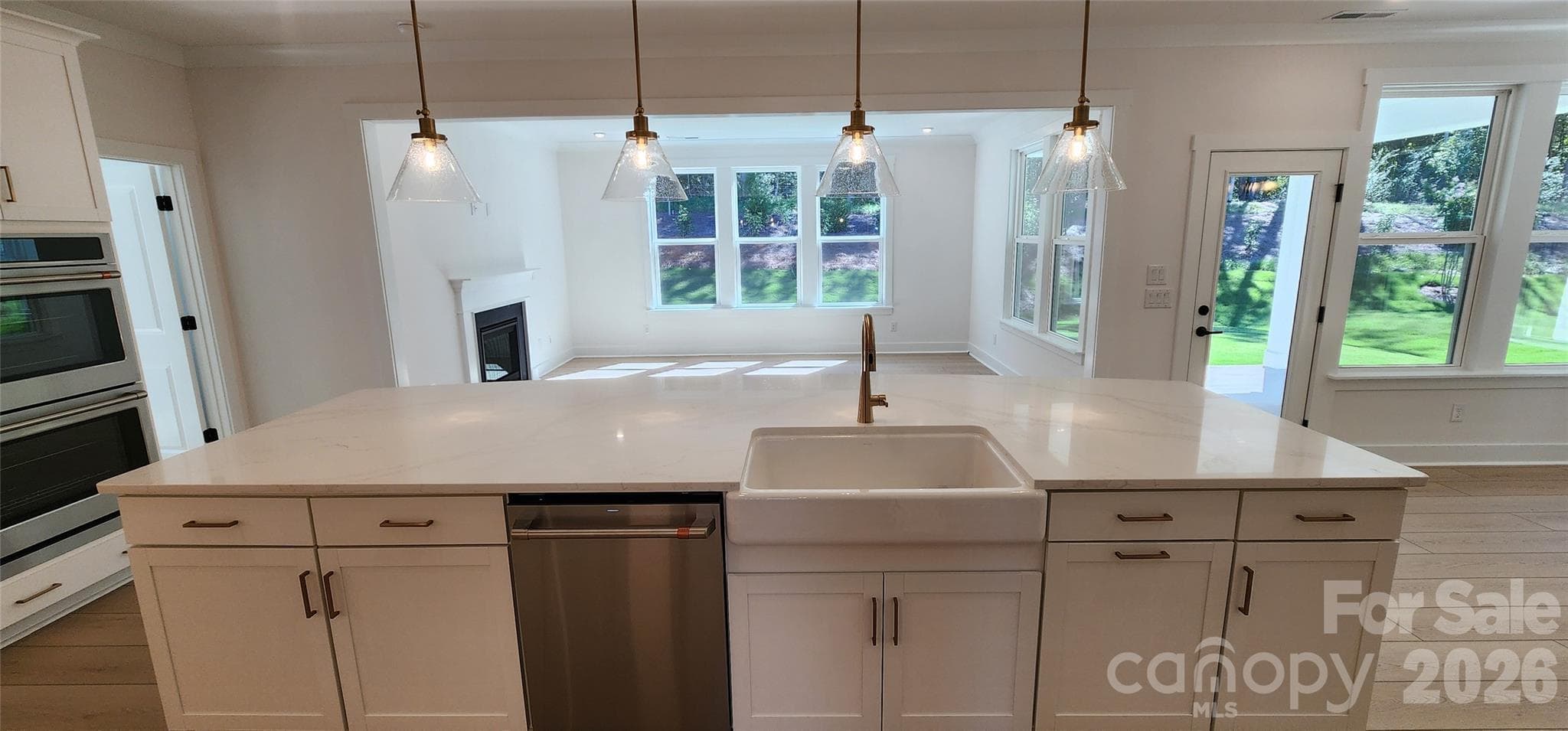 Farmhouse sink - 577 Cottage Garden Lane, Belmont