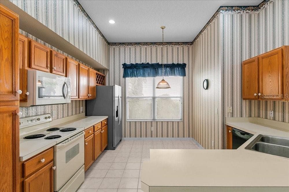 microwave, range, refrigerator and dishwasher - 477 LAKEPARK TRL, OVIEDO