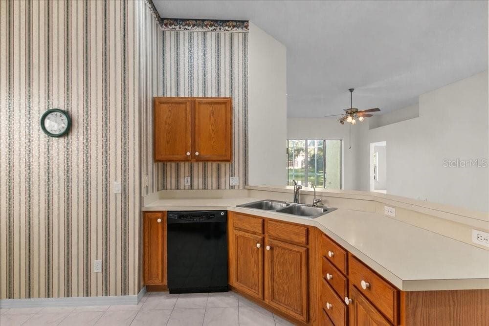 kitchen opens to family room - 477 LAKEPARK TRL, OVIEDO