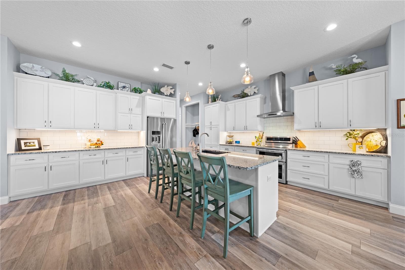Kitchen Island with bar. - 590 EDEN DR, ST CLOUD