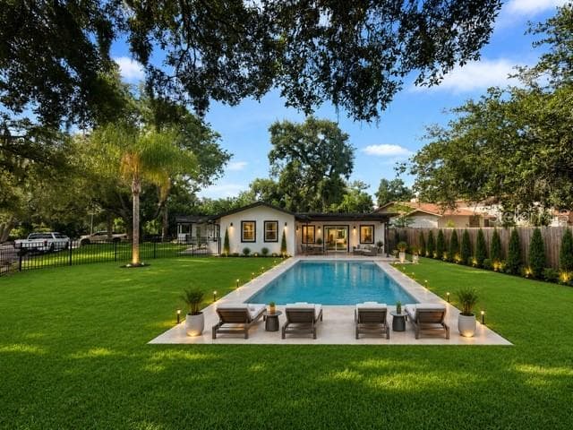 What yard could look like with a pool! - 780 INDIAN BEACH CIR, SARASOTA
