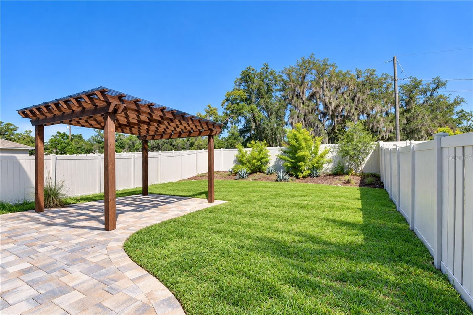 Enjoy added privacy and an open backdrop behind the home. - 11484 BROOK EDGE AVE, RIVERVIEW