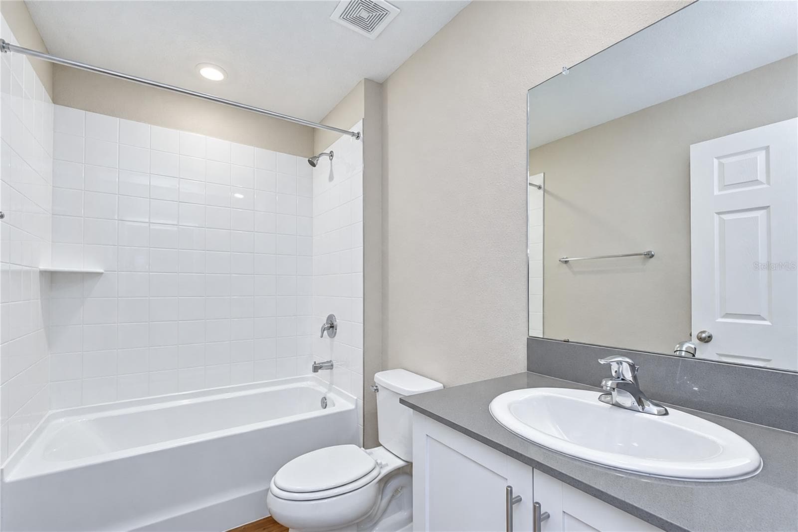 Full bathroom for the secondary bedrooms - 11484 BROOK EDGE AVE, RIVERVIEW