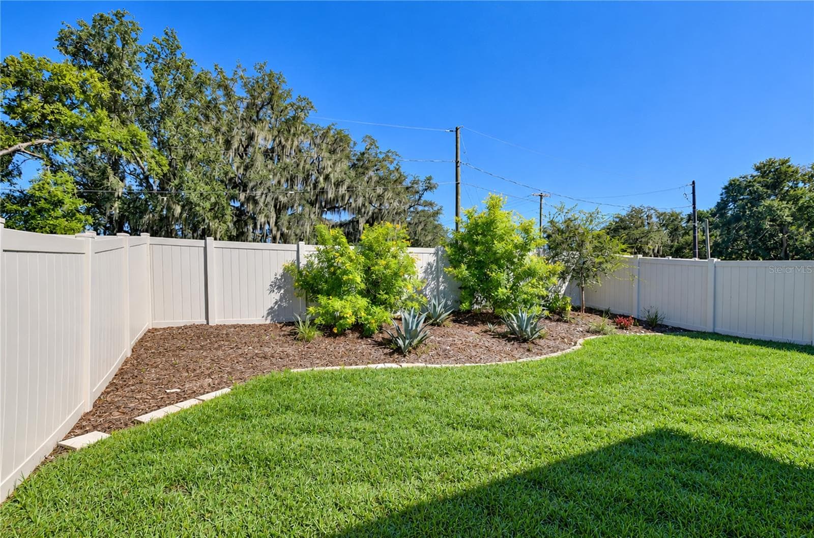 Enjoy added privacy and an open backdrop behind the home. - 11484 BROOK EDGE AVE, RIVERVIEW