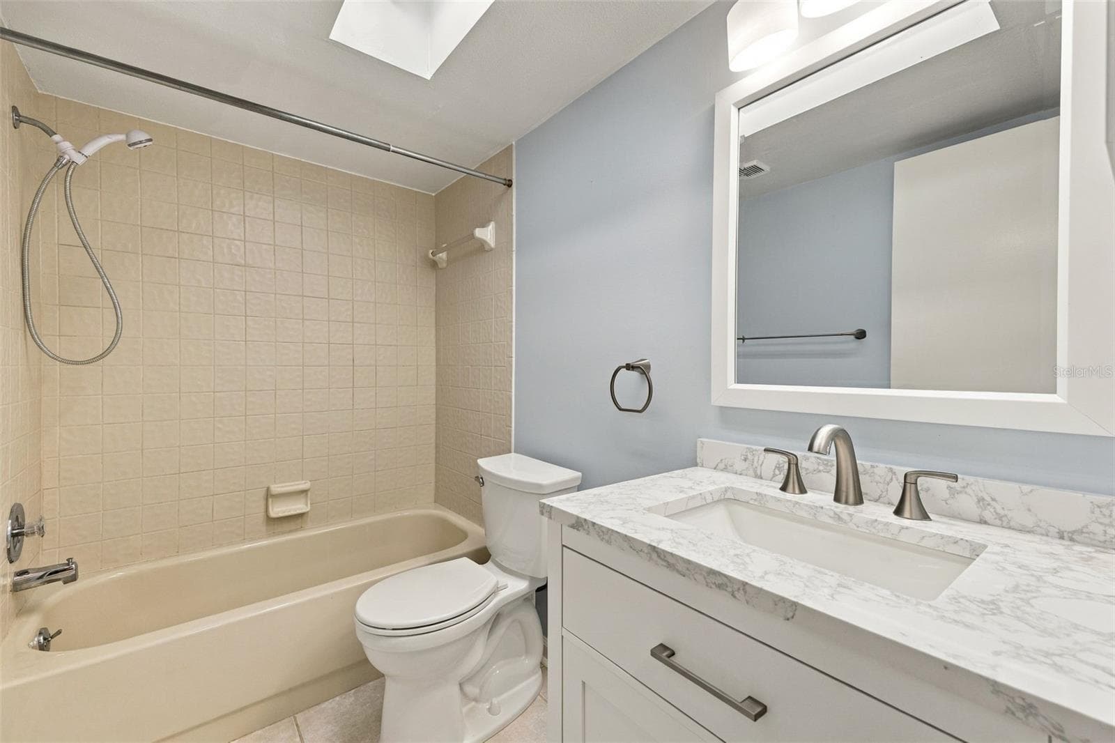 Hall Bathroom - 12300 PARK BLVD #106, SEMINOLE