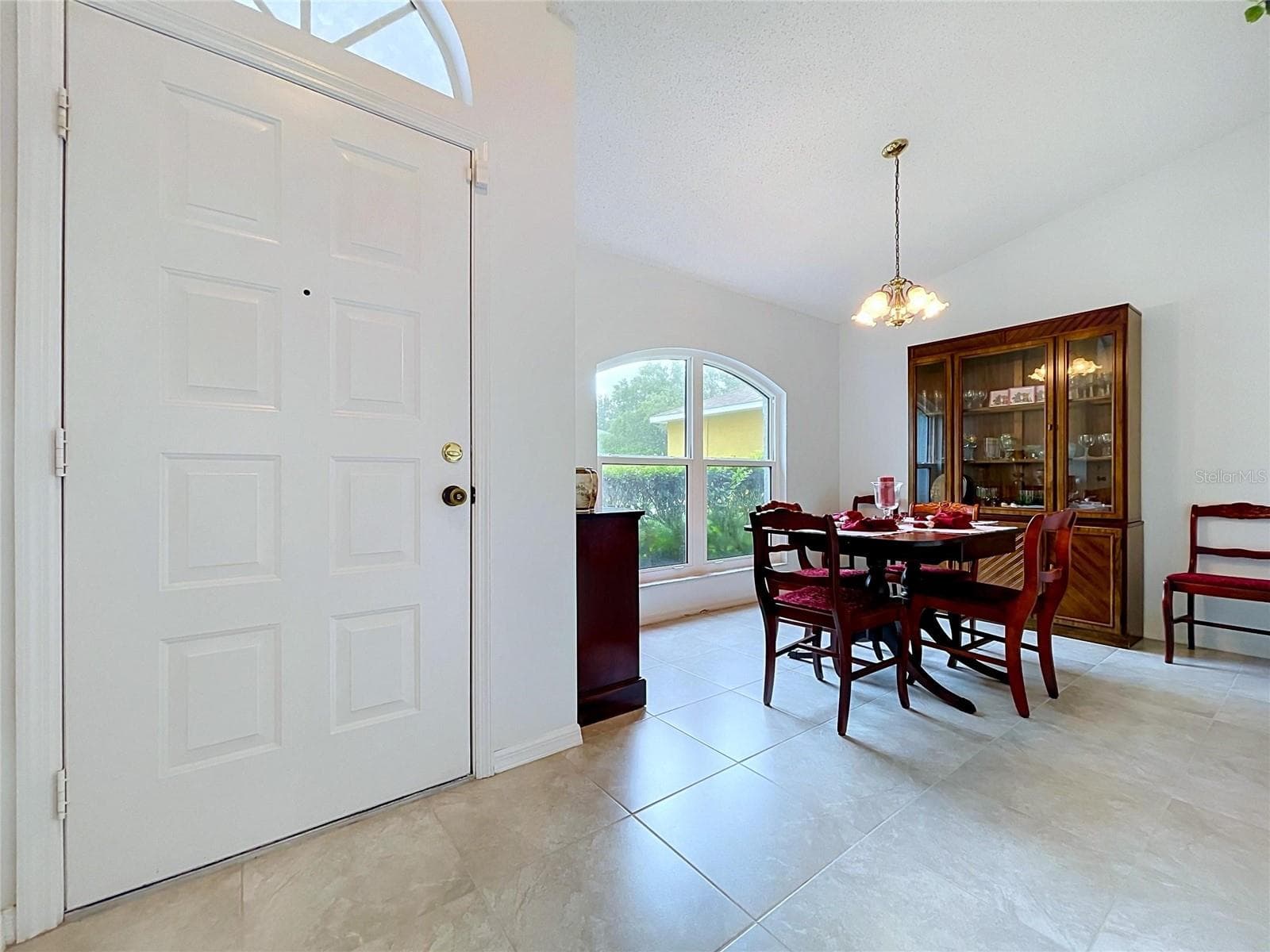 Front entry on glistening porcelain tile floor - 27408 CORAL SPRINGS DR, WESLEY CHAPEL