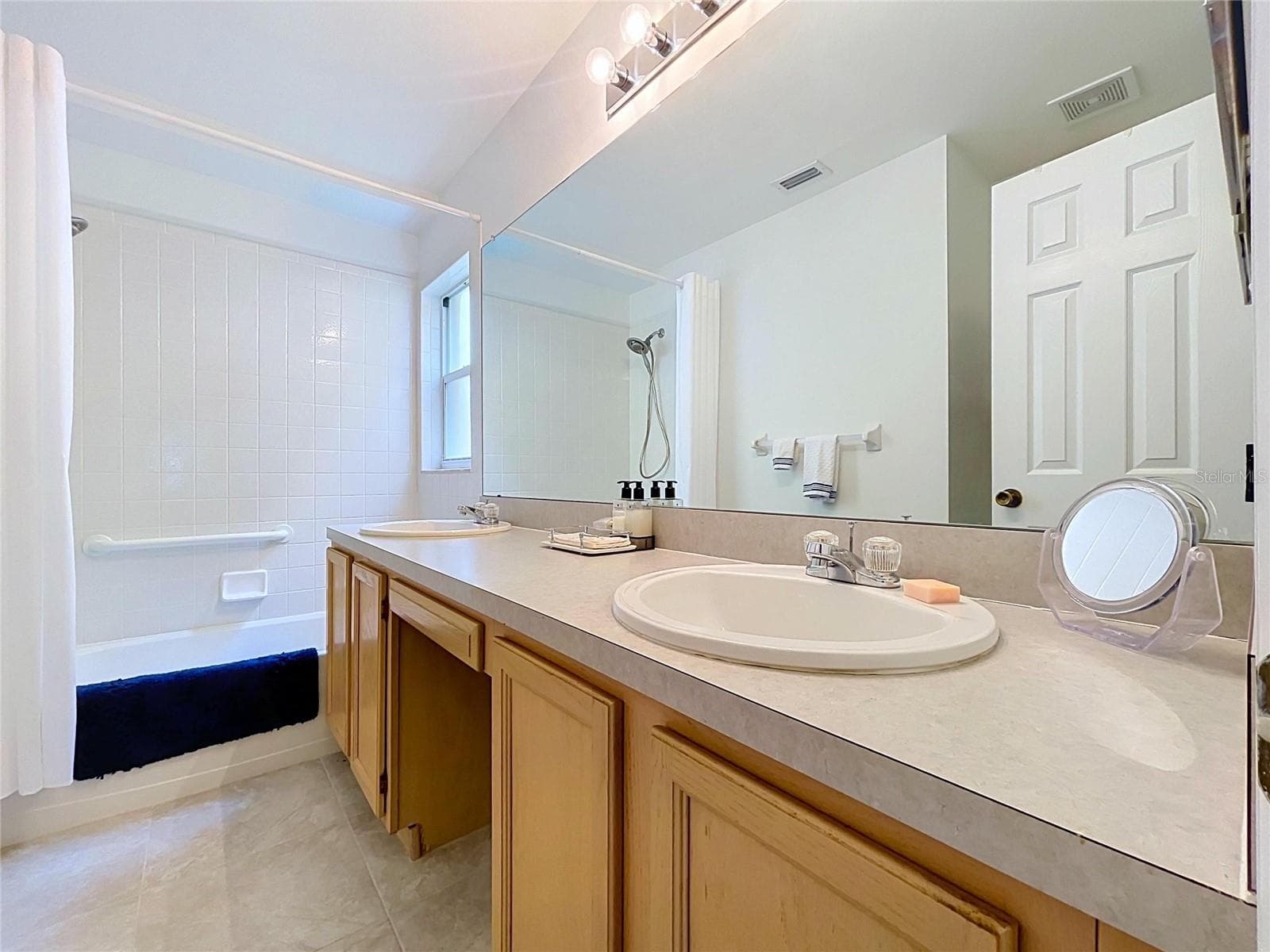Shower over the tub - 27408 CORAL SPRINGS DR, WESLEY CHAPEL