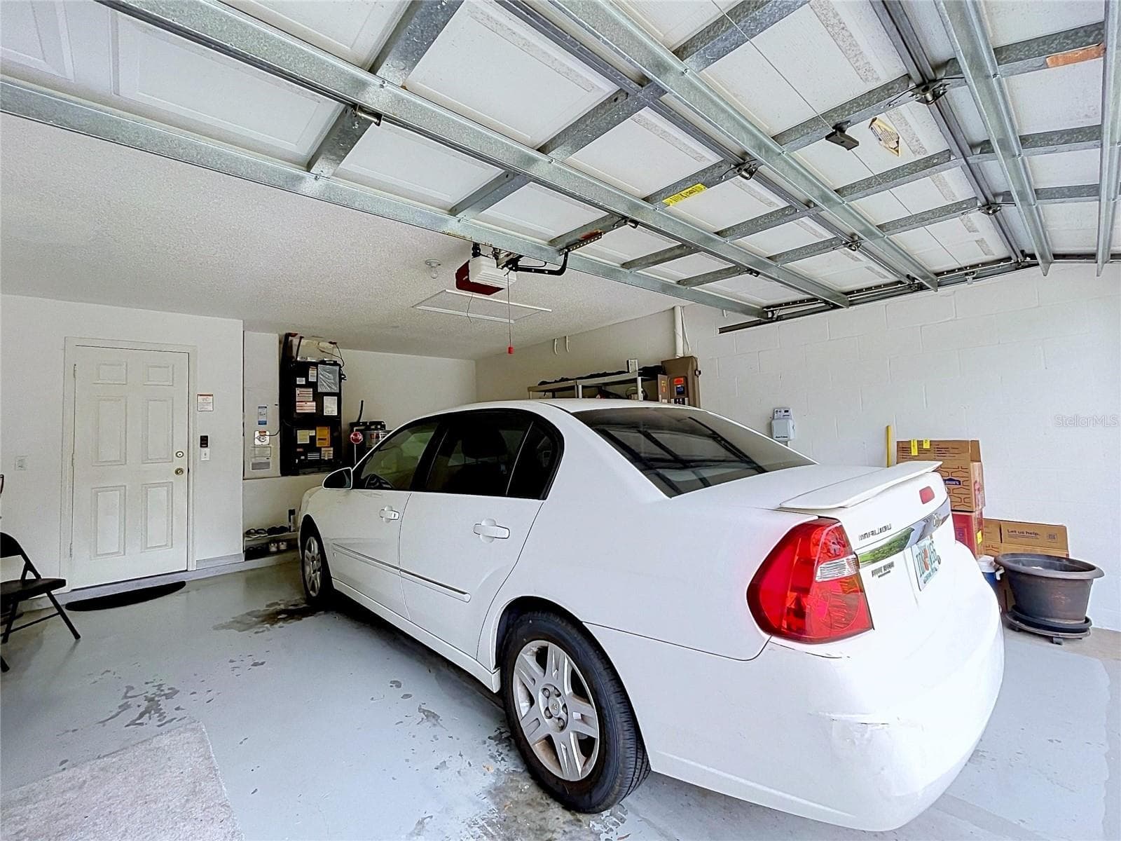 Clean garage - 27408 CORAL SPRINGS DR, WESLEY CHAPEL