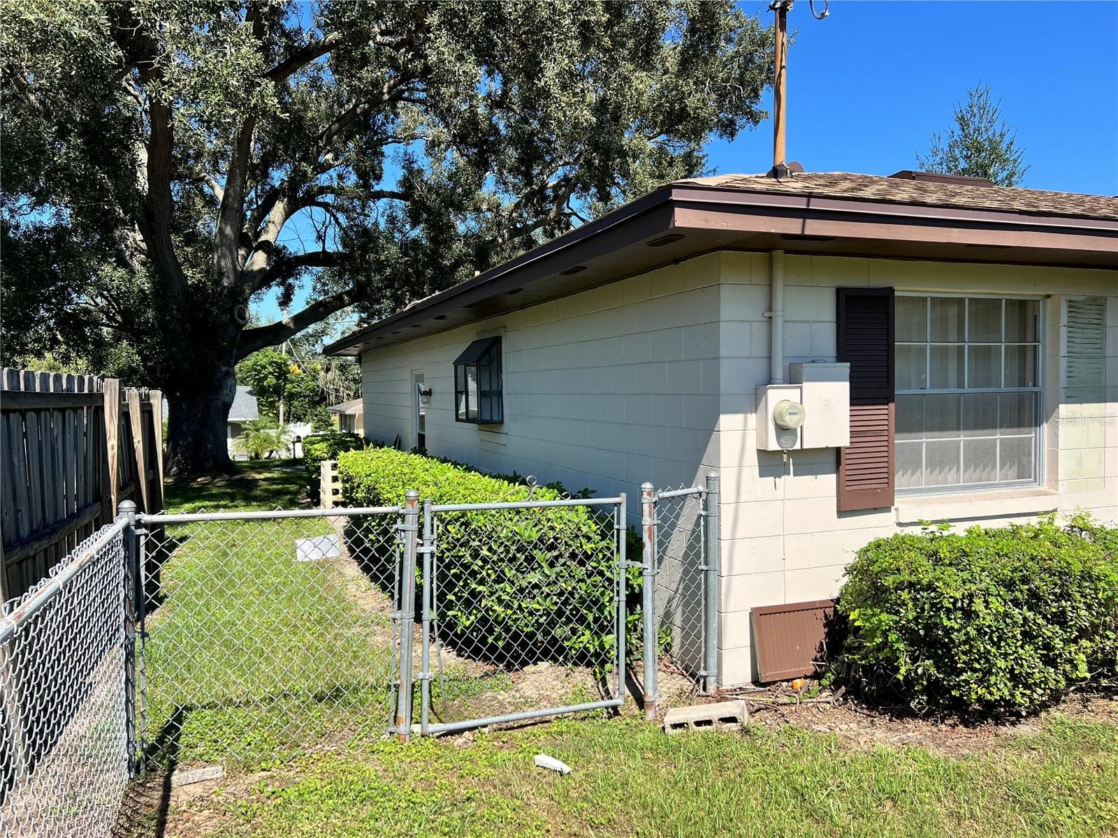 Side of home - 125 WHITTIER LN, WINTER HAVEN