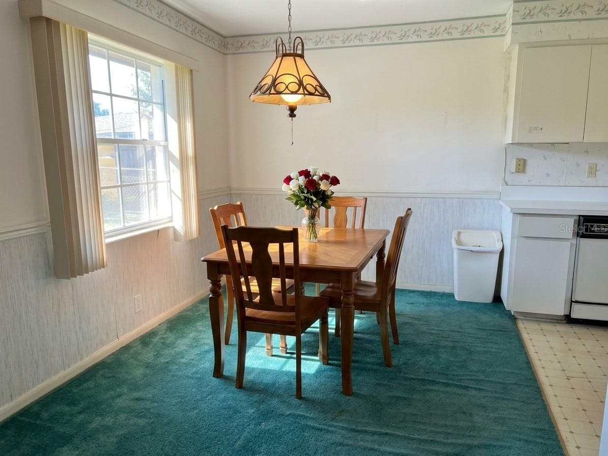 Virtual Staged Dinning room - 125 WHITTIER LN, WINTER HAVEN