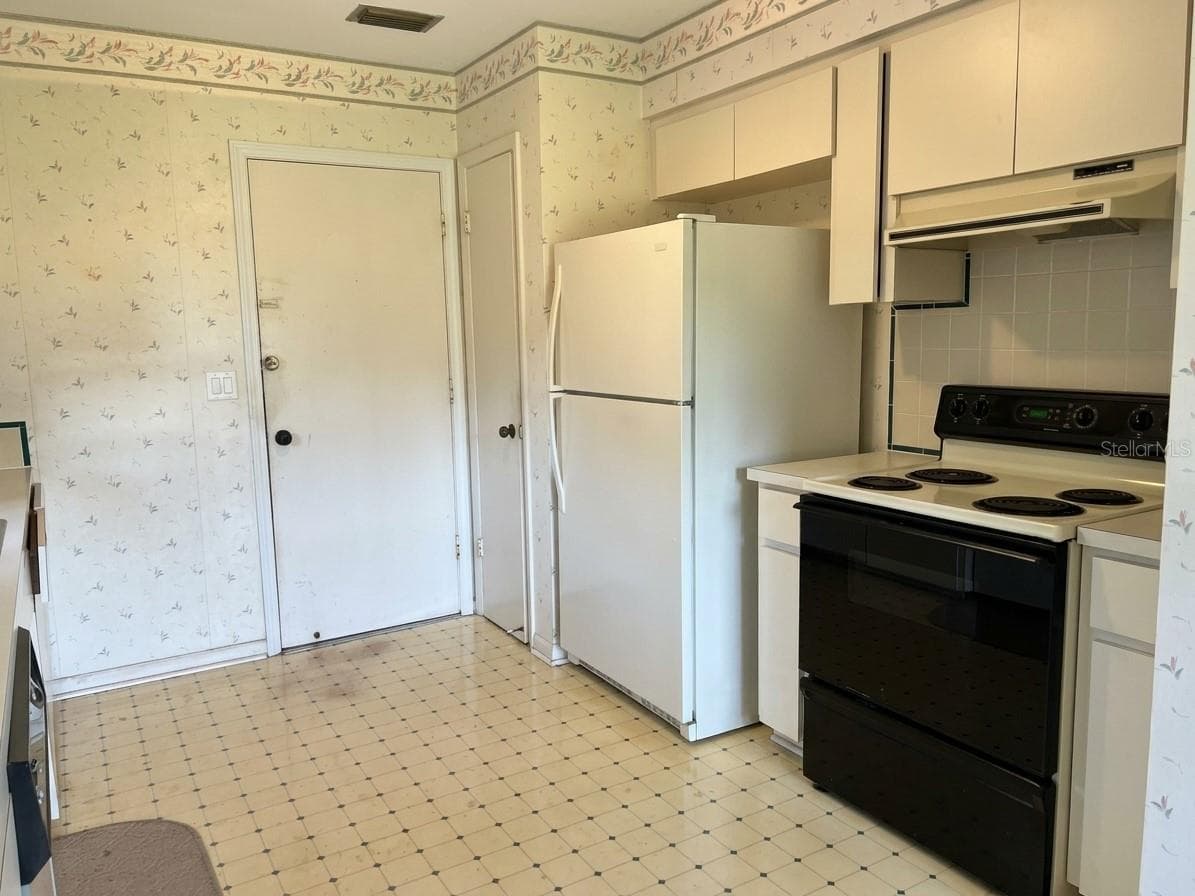 Virtual Staged Kitchen - 125 WHITTIER LN, WINTER HAVEN