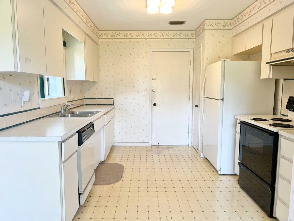 Virtual Staged Kitchen - 125 WHITTIER LN, WINTER HAVEN