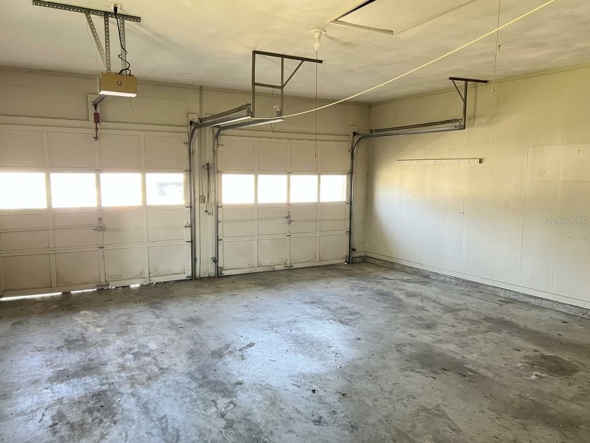 virtual staged garage - 125 WHITTIER LN, WINTER HAVEN