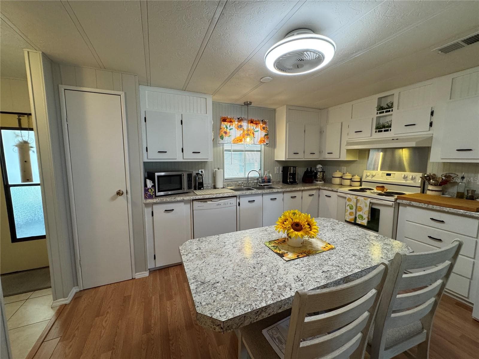 Manufactured Home at 6733 KENSINGTON DR NE, WINTER HAVEN, photo 6 of 71