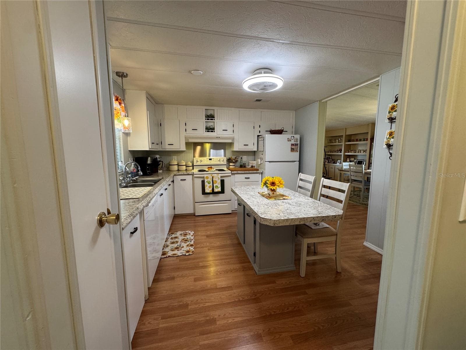 Manufactured Home at 6733 KENSINGTON DR NE, WINTER HAVEN, photo 8 of 71