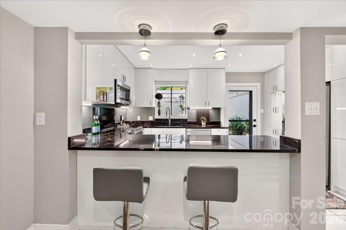 Breakfast Bar - 3762 Winding Creek Lane, Charlotte