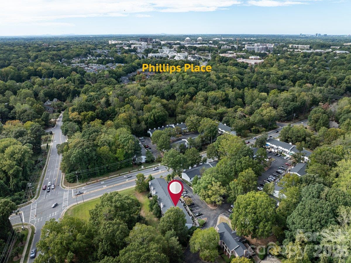 Less than a mile to Phillips Place and Southpark Mall - 3762 Winding Creek Lane, Charlotte