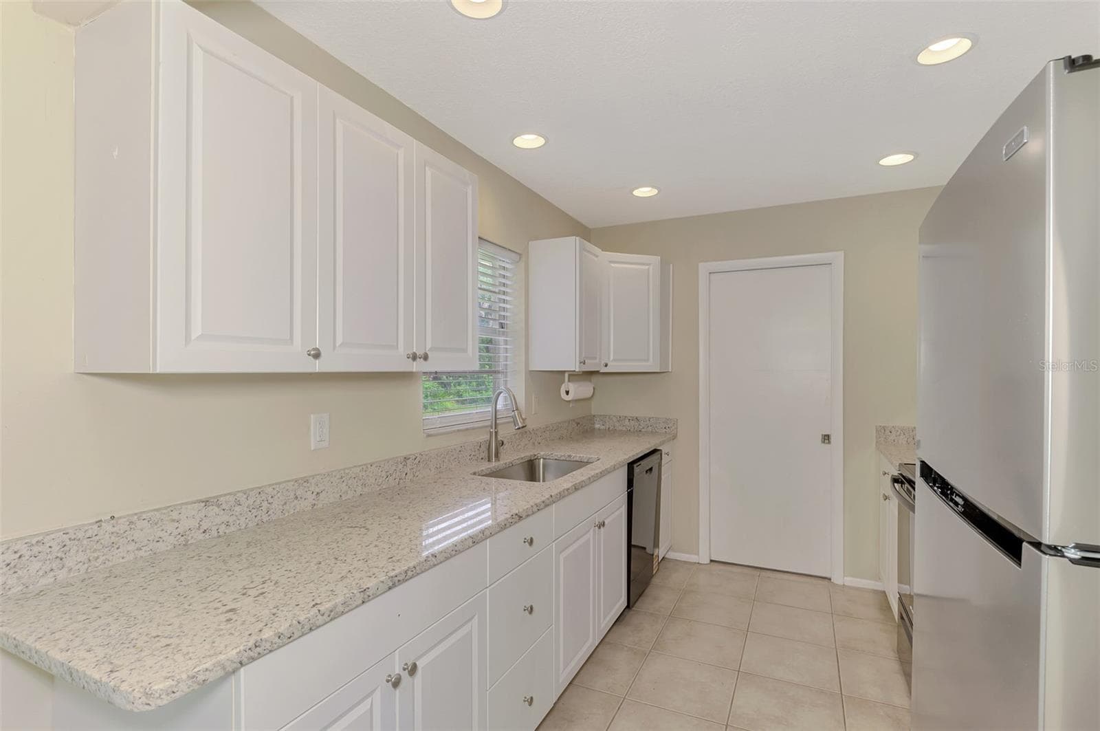 New counter tops - 1331 TUDOR RD, ENGLEWOOD