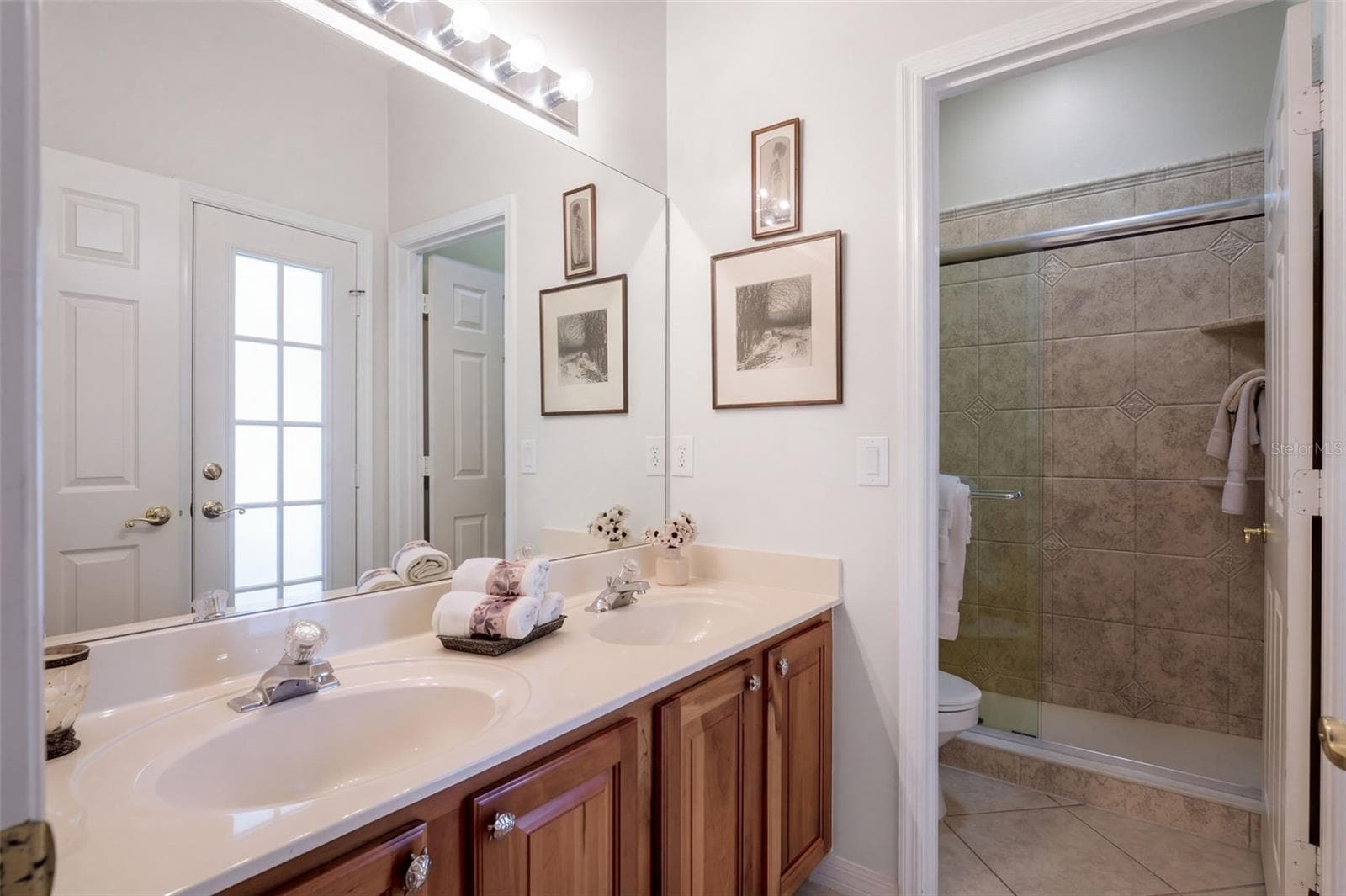 THIRD DOWNSTAIRS BATHROOM CONVENIENTLY LOCATED FOR EASY ACCESS FROM THE POOL AREA! - 14542 RIVIERA POINTE DR, ORLANDO