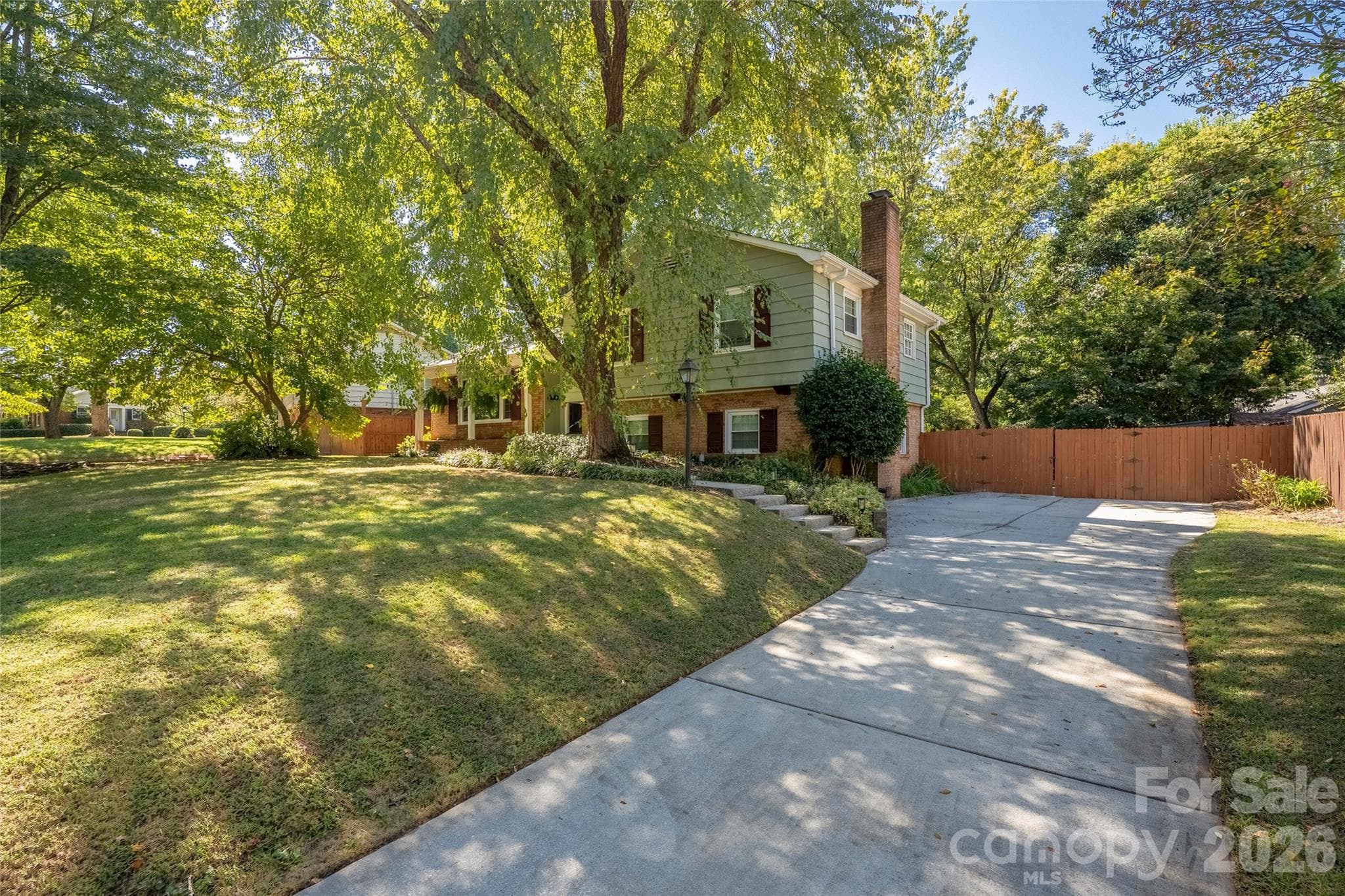 Single Family Residence at 1912 Wedgedale Drive, Charlotte, photo 2 of 45