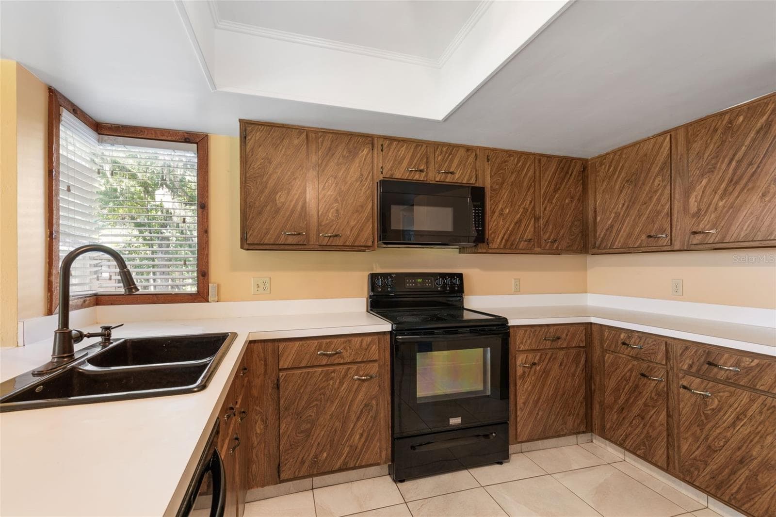 20 Mid Oaks Kitchen - 20 MID OAKS CIR, PALM COAST
