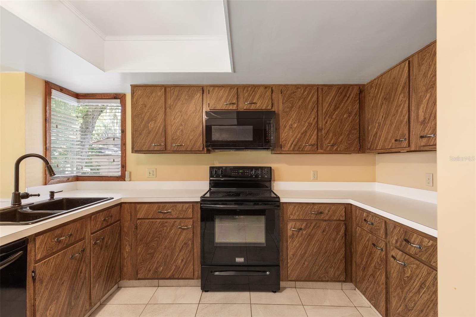 20 Mid Oaks Kitchen - 20 MID OAKS CIR, PALM COAST