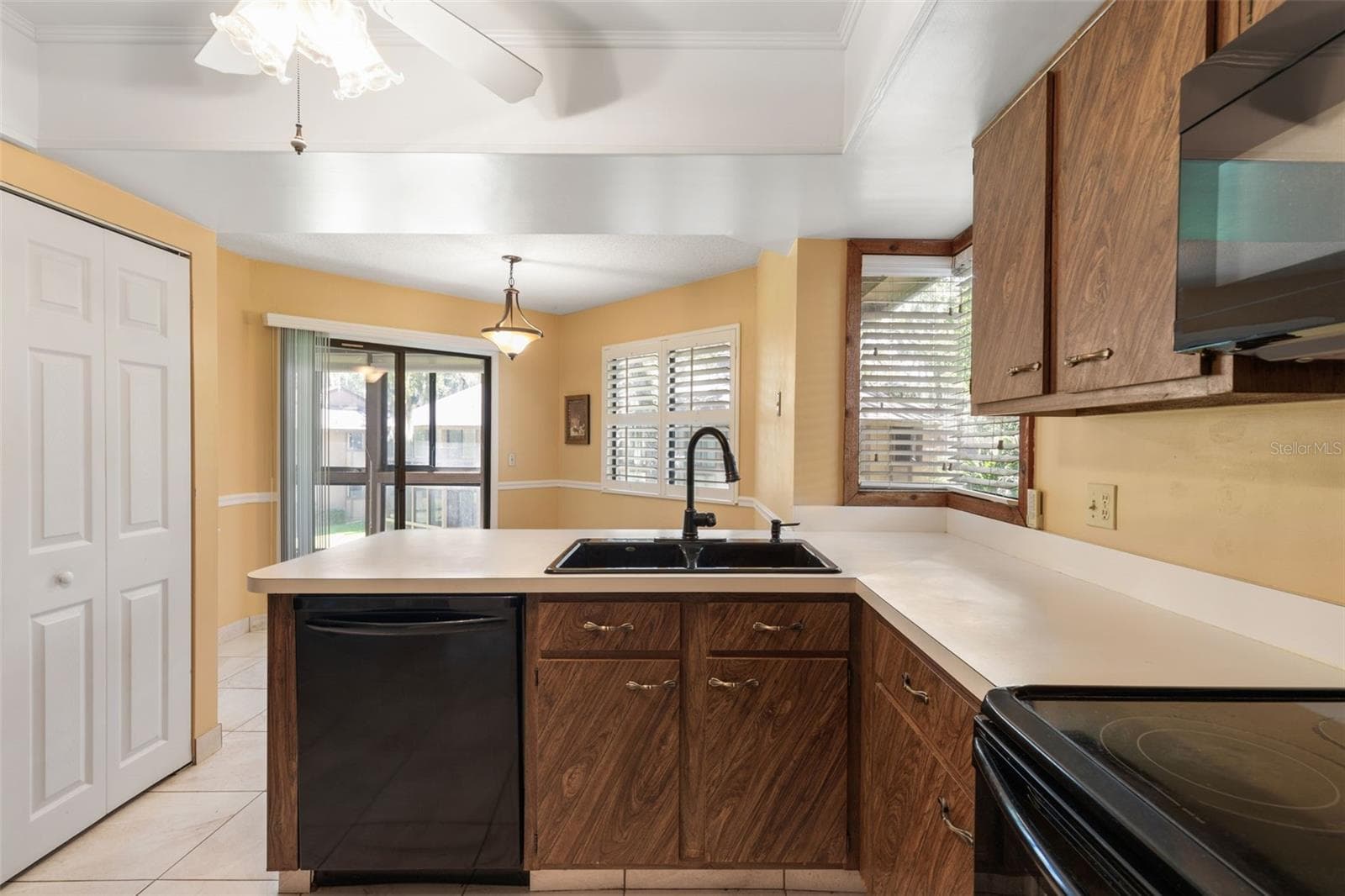 20 Mid Oaks Kitchen - 20 MID OAKS CIR, PALM COAST