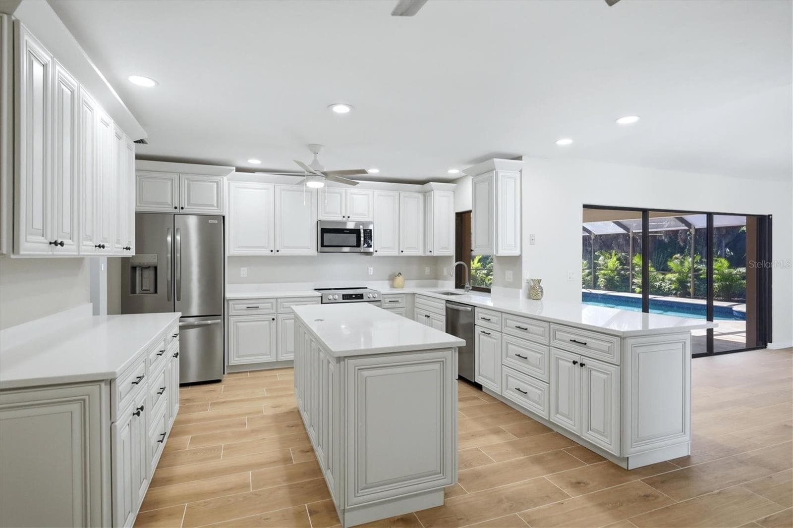 Single Family Residence at 620 HIBISCUS DR, VENICE, photo 6 of 40