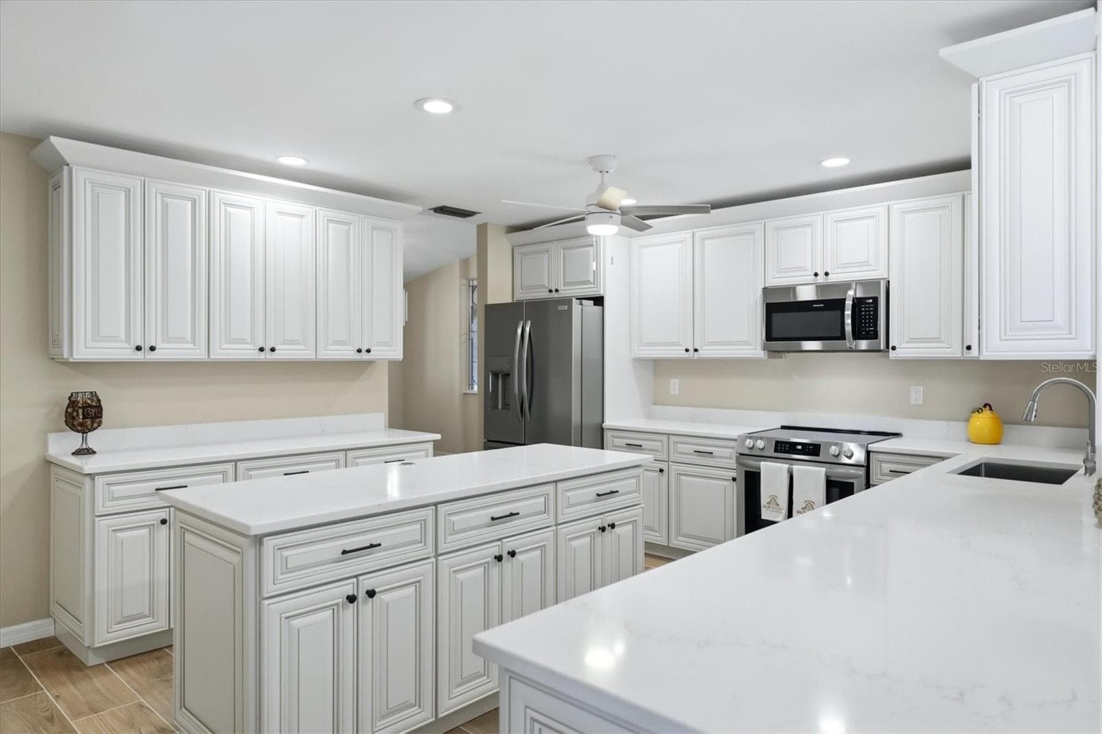 Single Family Residence at 620 HIBISCUS DR, VENICE, photo 7 of 40
