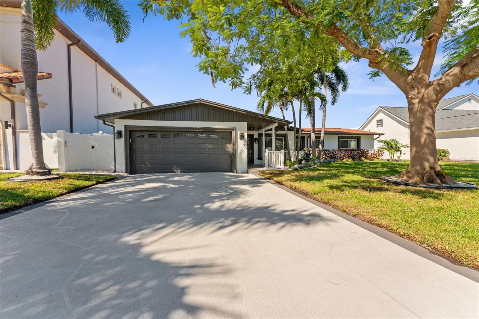 Single Family Residence at 3912 FONTAINEBLEAU DR, TAMPA, photo 2 of 74