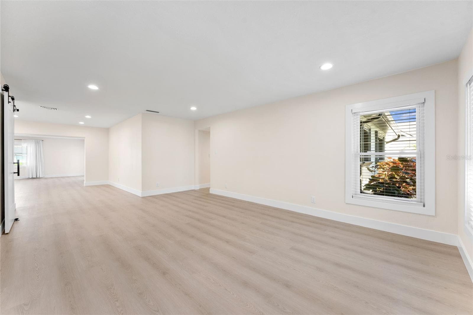 Single Family Residence at 3912 FONTAINEBLEAU DR, TAMPA, photo 5 of 74
