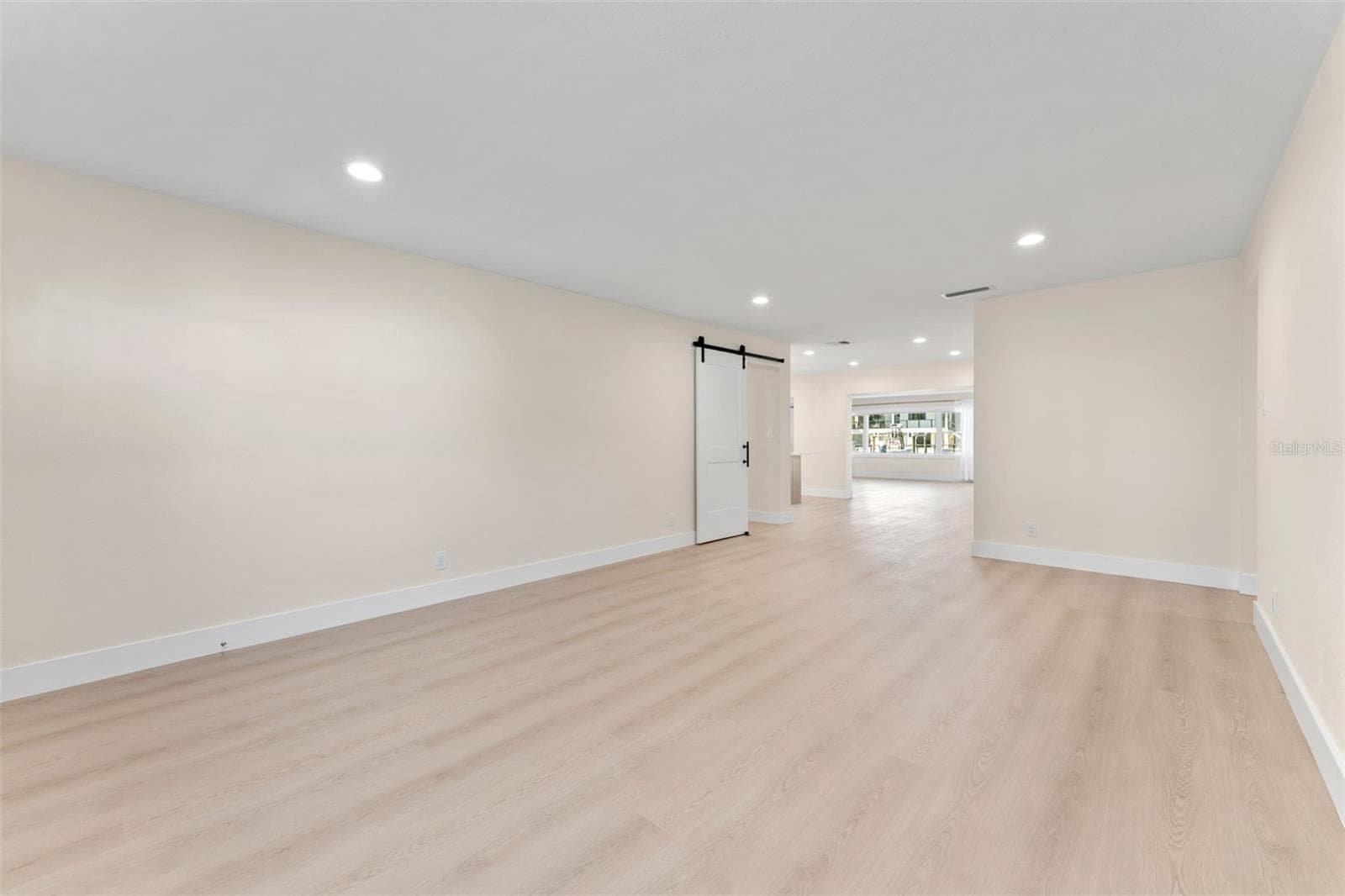 Single Family Residence at 3912 FONTAINEBLEAU DR, TAMPA, photo 6 of 74