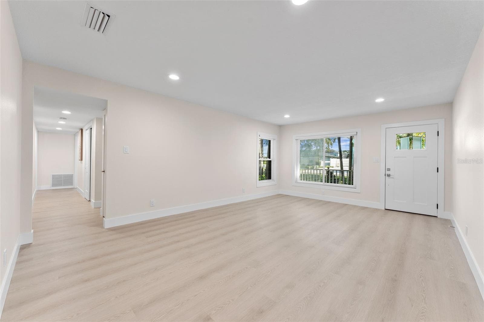Single Family Residence at 3912 FONTAINEBLEAU DR, TAMPA, photo 8 of 74