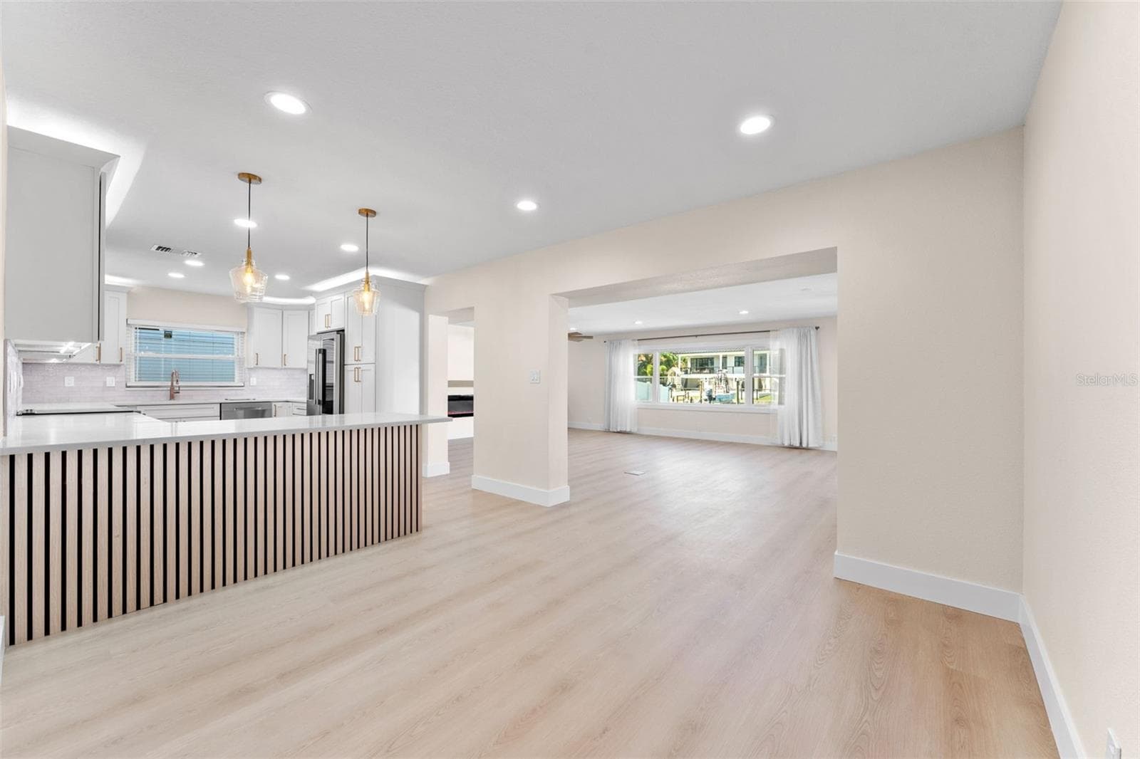 Single Family Residence at 3912 FONTAINEBLEAU DR, TAMPA, photo 10 of 74