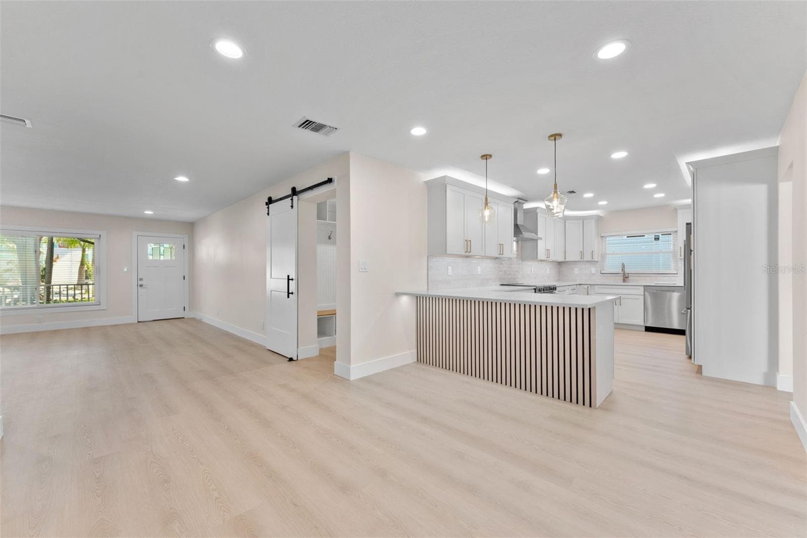 Single Family Residence at 3912 FONTAINEBLEAU DR, TAMPA, photo 11 of 74