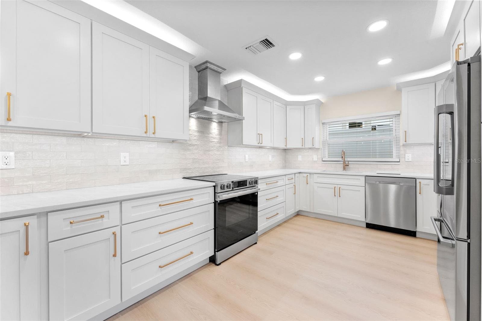 Single Family Residence at 3912 FONTAINEBLEAU DR, TAMPA, photo 17 of 74