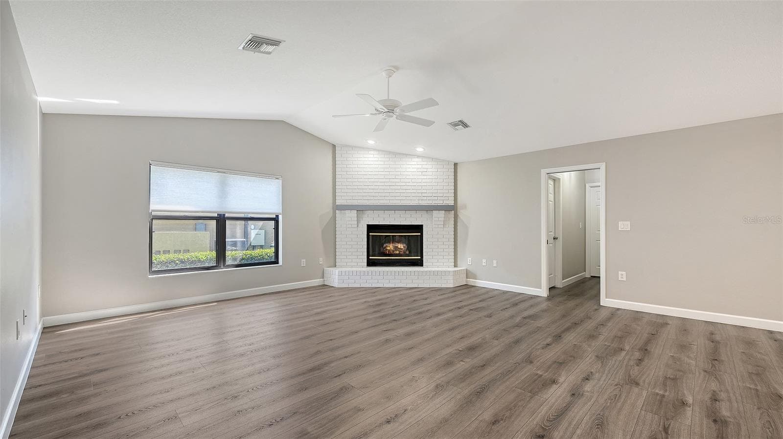 Single Family Residence at 4409 OAK VIEW DR, SARASOTA, photo 14 of 85
