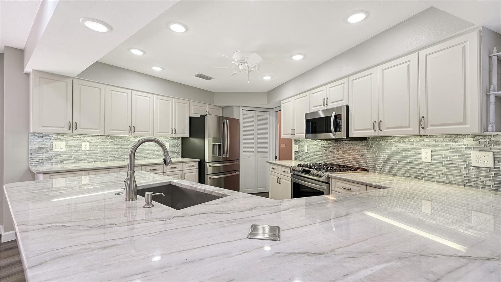 Single Family Residence at 4409 OAK VIEW DR, SARASOTA, photo 25 of 85
