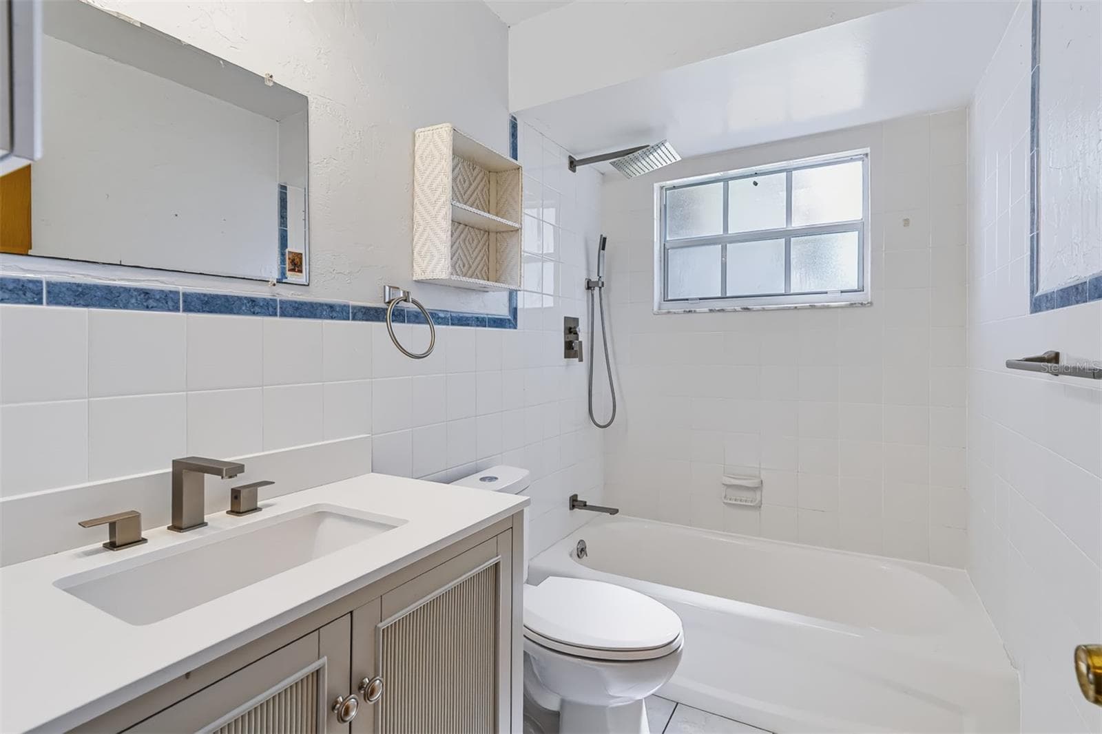 Hall bath - 135 CORTEZ CT, WINTER SPRINGS