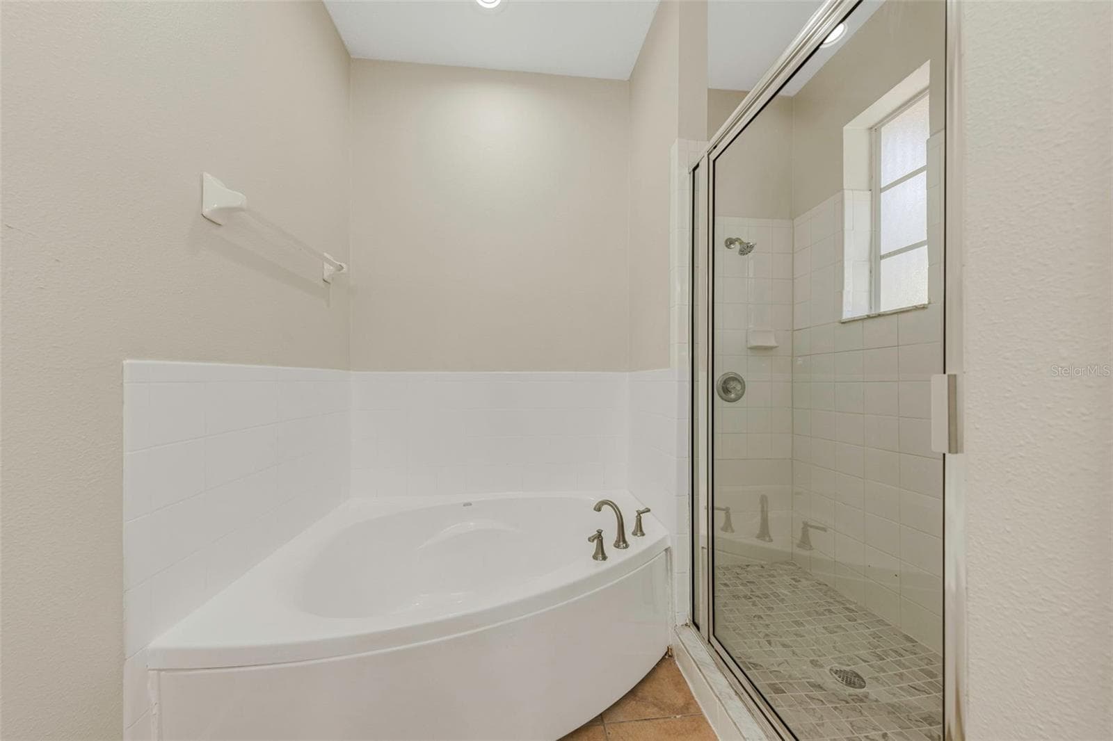 Master Bathroom - Shower and Tub - 612 105TH TER N, ST PETERSBURG