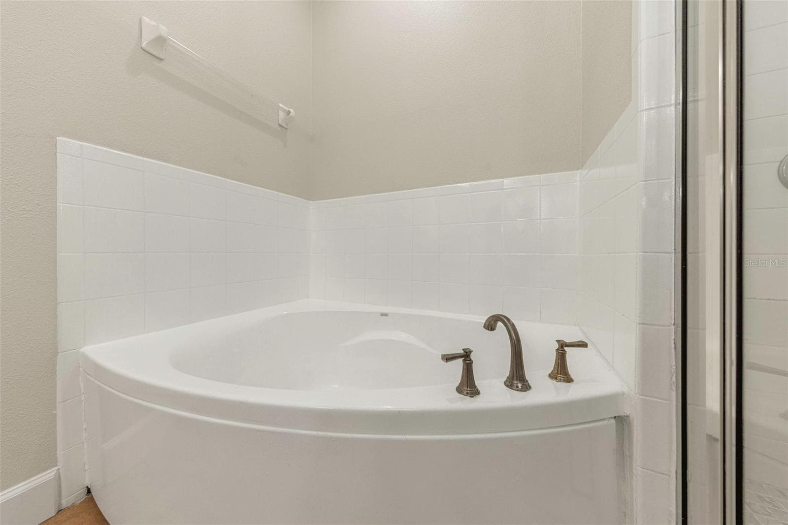 Master Bathroom - Tub - 612 105TH TER N, ST PETERSBURG