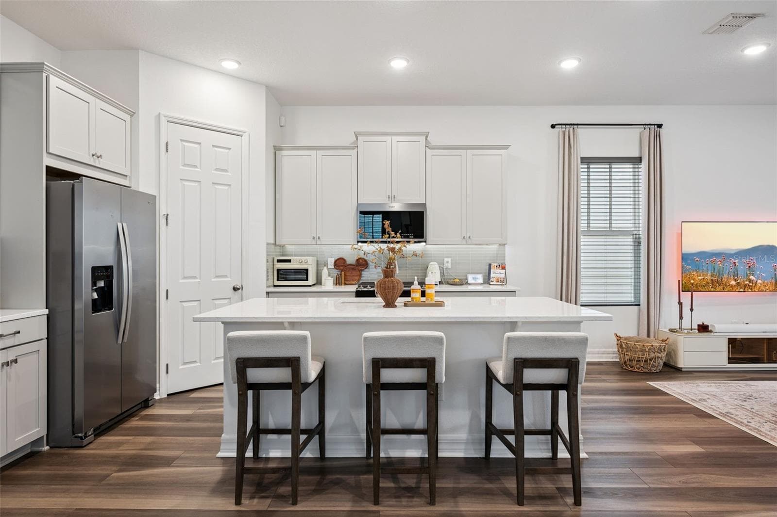Center Island and Walk-In Pantry - 7313 TIDEPOOL PL, CELEBRATION