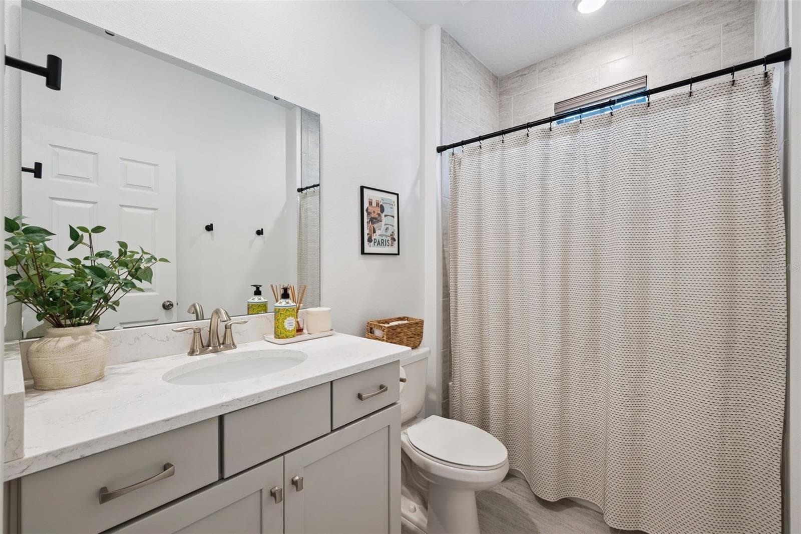Full Guest Bath Upstairs - 7313 TIDEPOOL PL, CELEBRATION