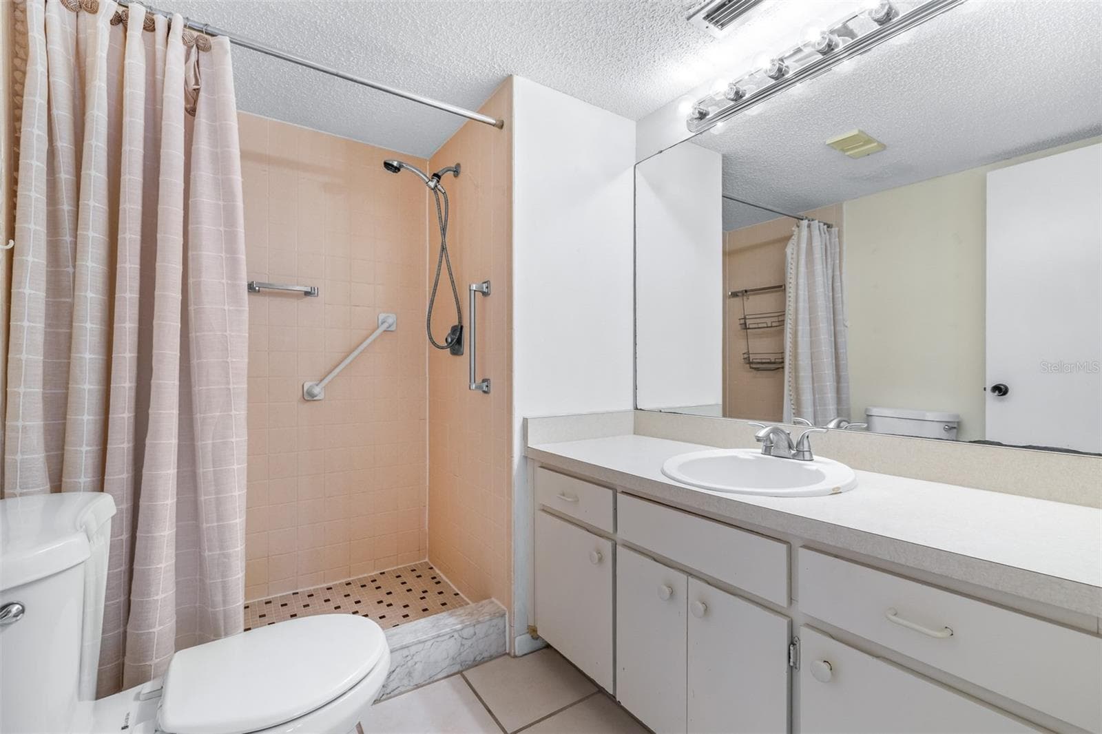 En suite bathroom in primary suite - 1750 BELLEAIR FOREST DR #A8, BELLEAIR