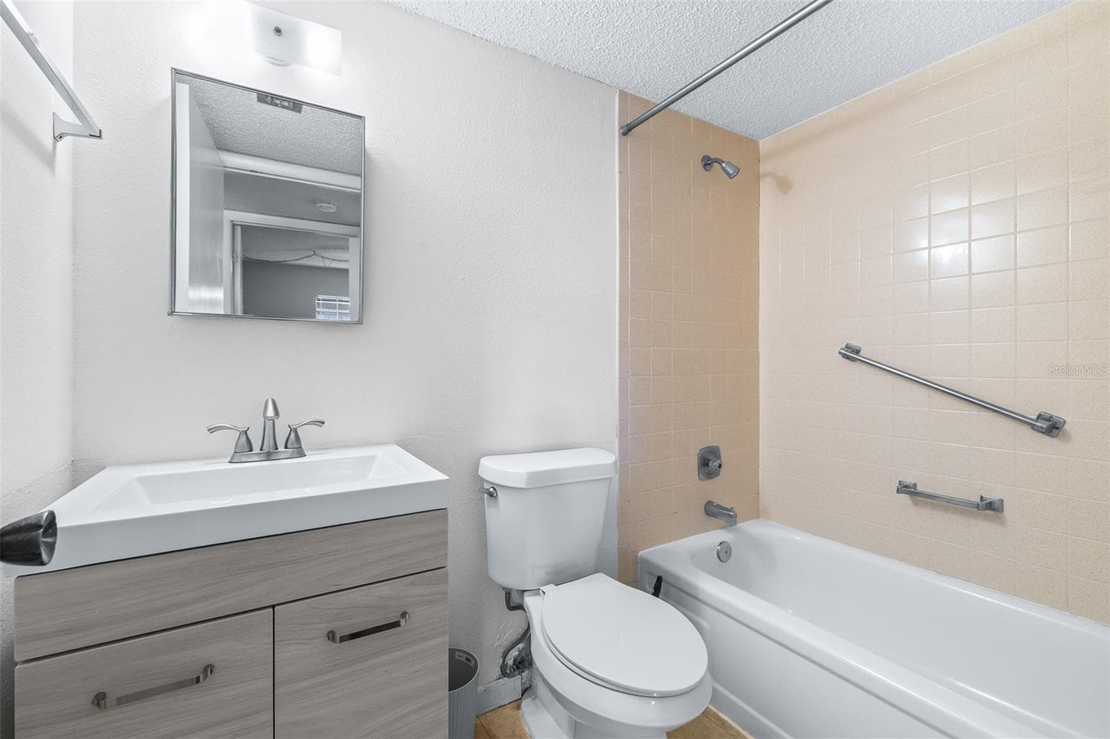 Guest bathroom directly across from guest bedroom - 1750 BELLEAIR FOREST DR #A8, BELLEAIR