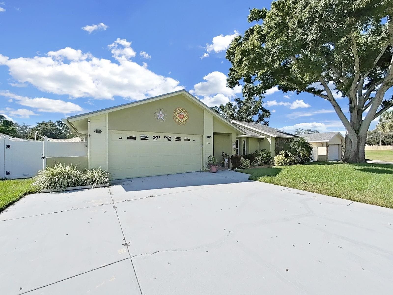 Oversized driveway - 169 FOXCROFT DR W, PALM HARBOR