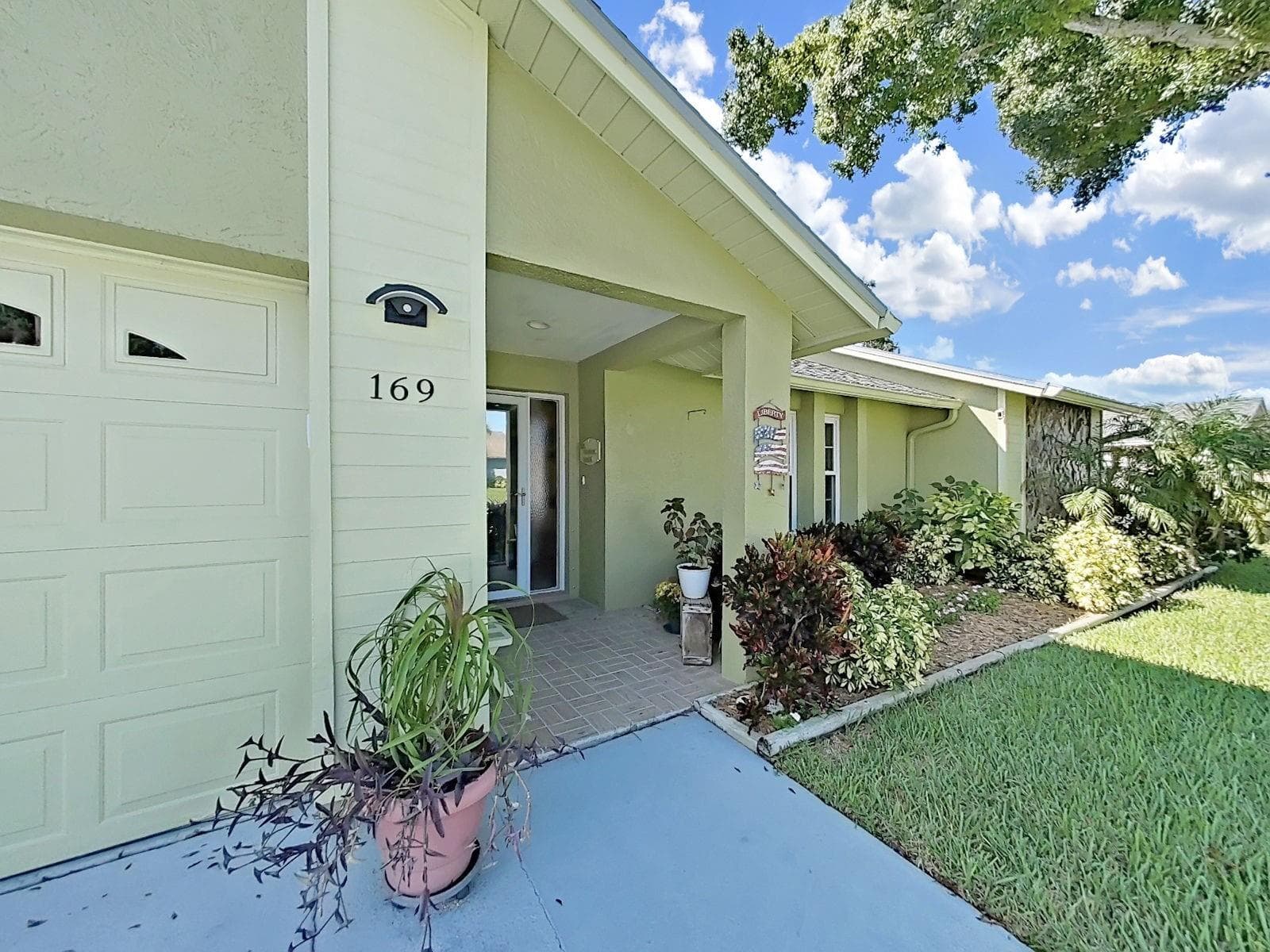 Welcome to your new home - 169 FOXCROFT DR W, PALM HARBOR