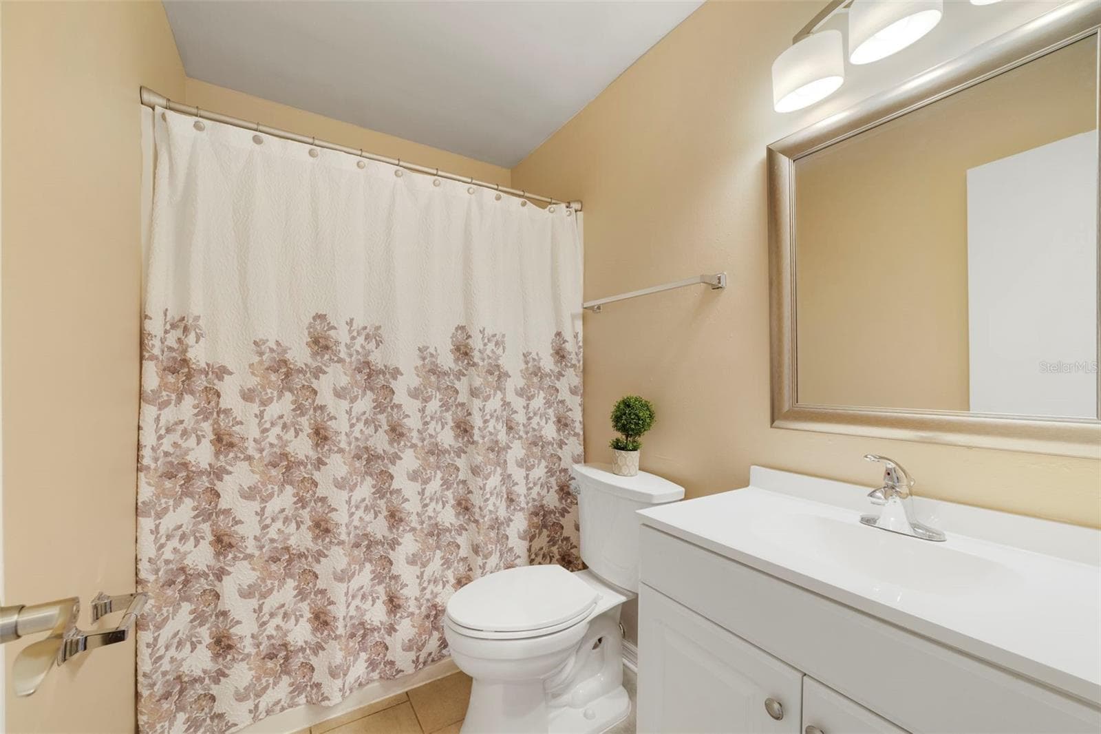 Guest Bathroom - 2638 BEAL ST, DELTONA