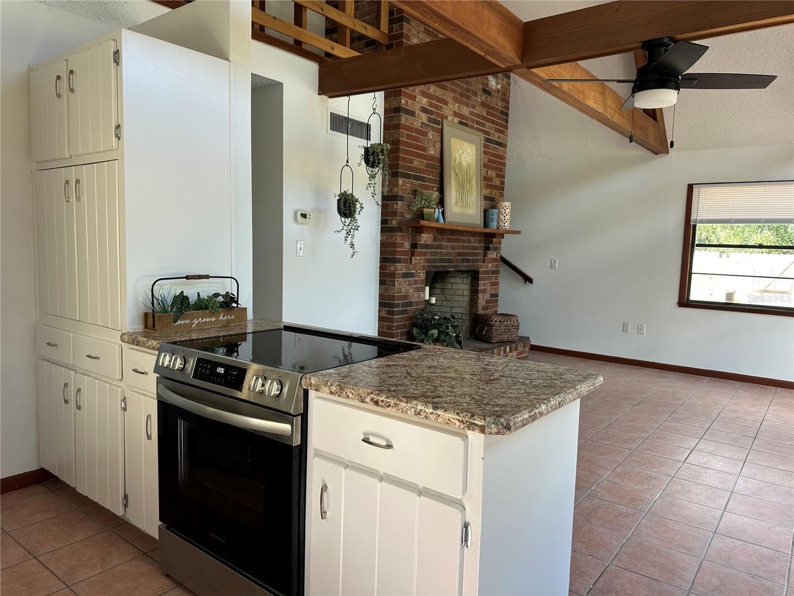 Single Family Residence at 40043 W 8TH AVE, UMATILLA, photo 4 of 23