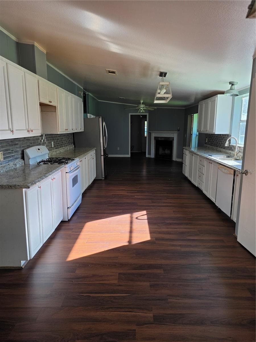 Kitchen - 1504 WALDRUP RD, LAKELAND